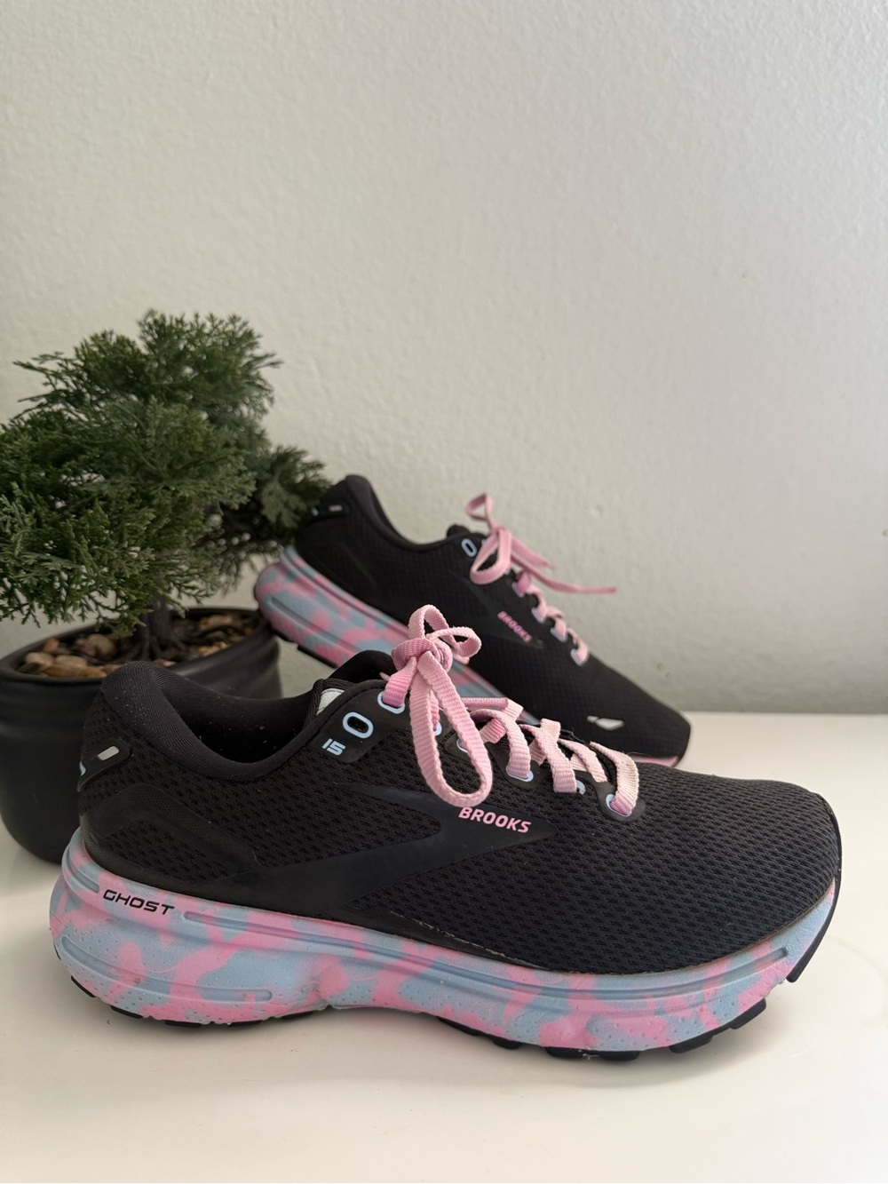 Brooks Ghost 15 women size 5 running  Shoes — Black with Pink
